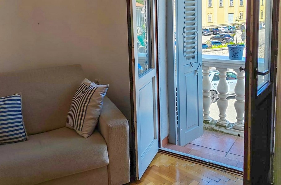 Wyjście na balkon z widokiem na ulicę