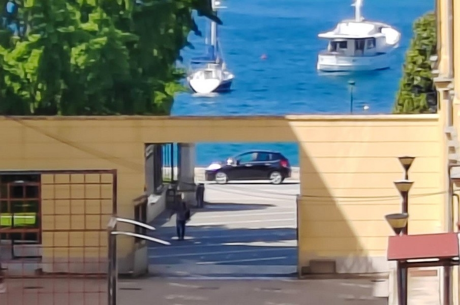 Widok na morze z łodziami między budynkami