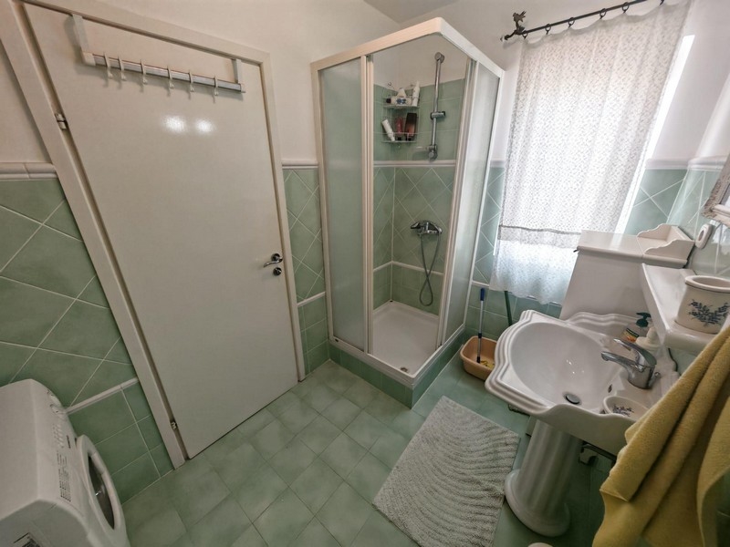 Łazienka z prysznicem i oknem