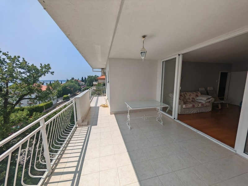 Przestronny taras z widokiem na morze.