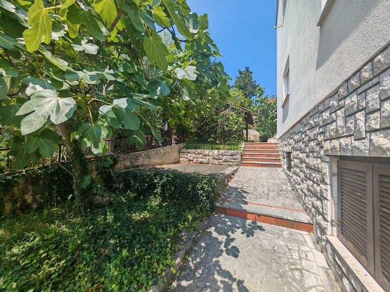 Schody zewnętrzne z kamienia naturalnego i ogrodu