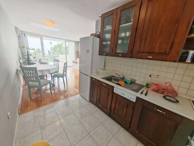 Kuchnia z drewnianymi meblami i jadalnią