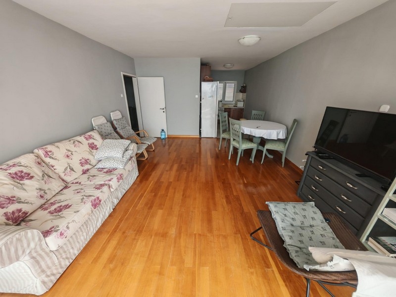 Pokój dzienny z parkietem i TV