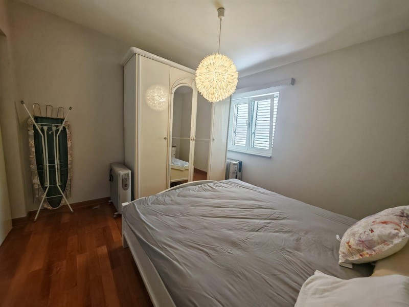 Sypialnia z podwójnym łóżkiem i szafą