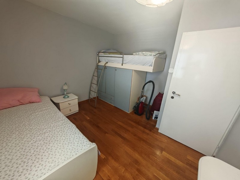 Pokój dziecięcy z łóżkiem na poddaszu i szafą