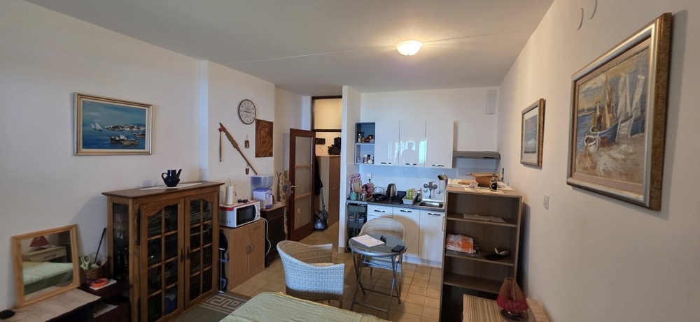 Pokój dzienny z aneksem kuchennym i wyposażeniem