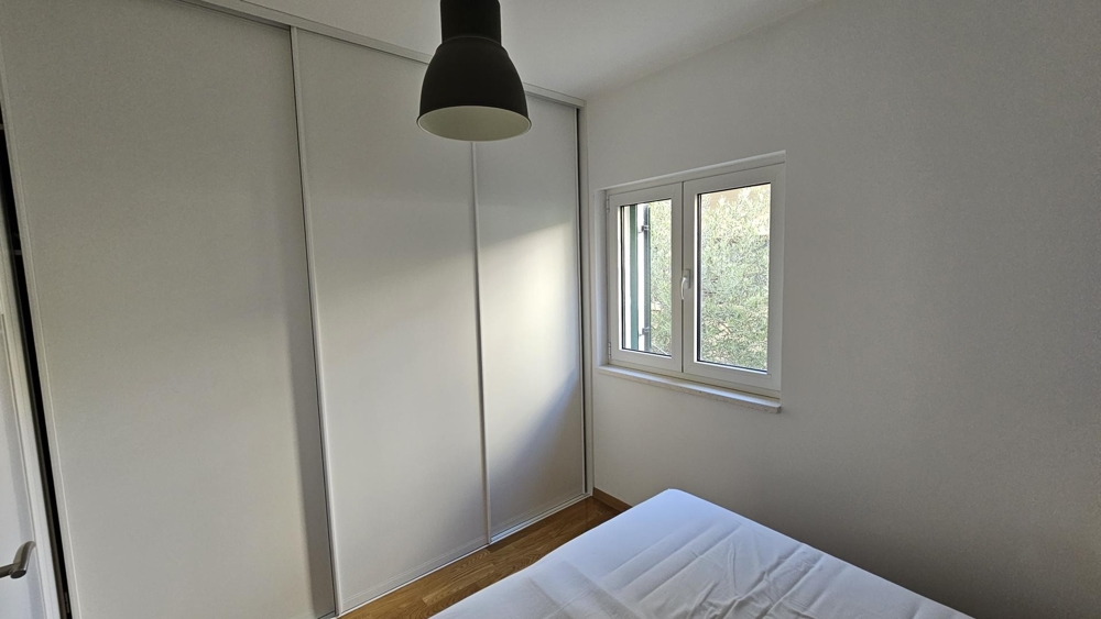 Sypialnia z garderobą i oknem