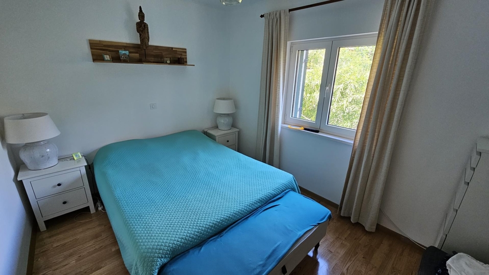 Sypialnia z podwójnym łóżkiem i stolikami nocnymi