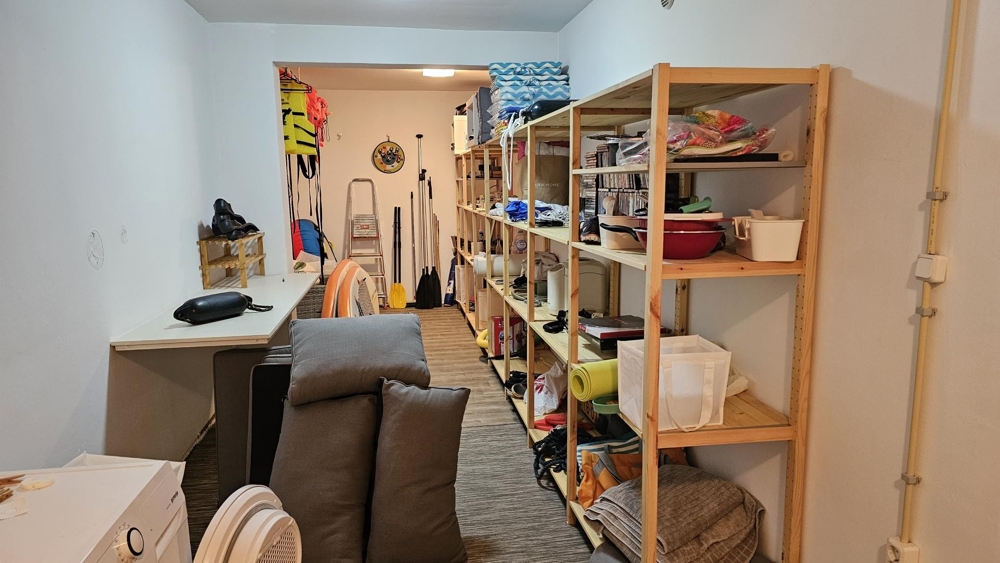 Duże pomieszczenie do przechowywania z półkami i miejscem do przechowywania