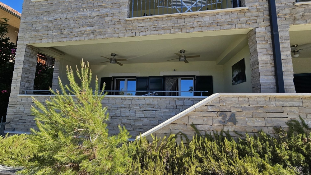 Taras nieruchomości A3712 bezpośrednio nad morzem w Chorwacji.