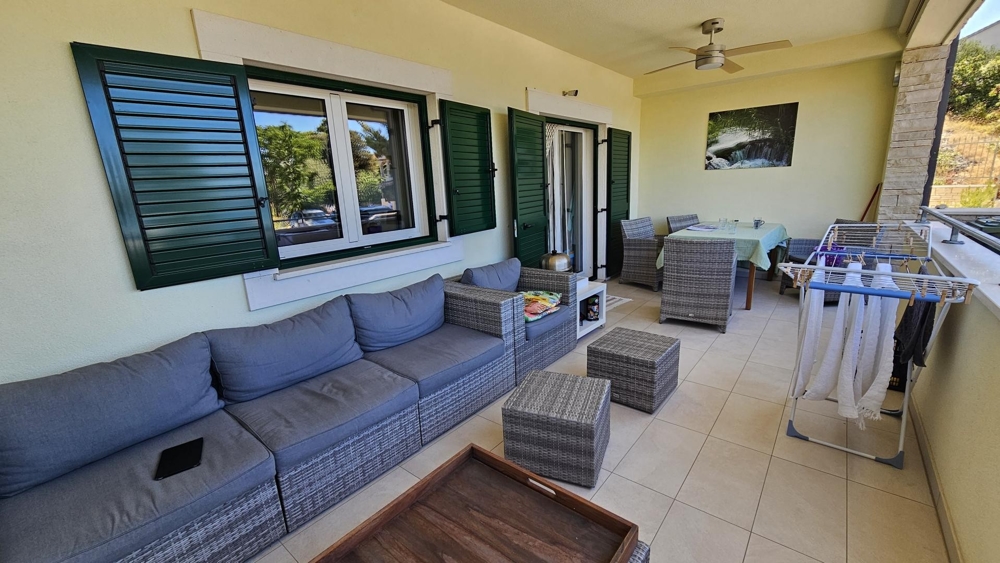 Umeblowany taras nieruchomości A3712 niedaleko Szybenika w Chorwacji.