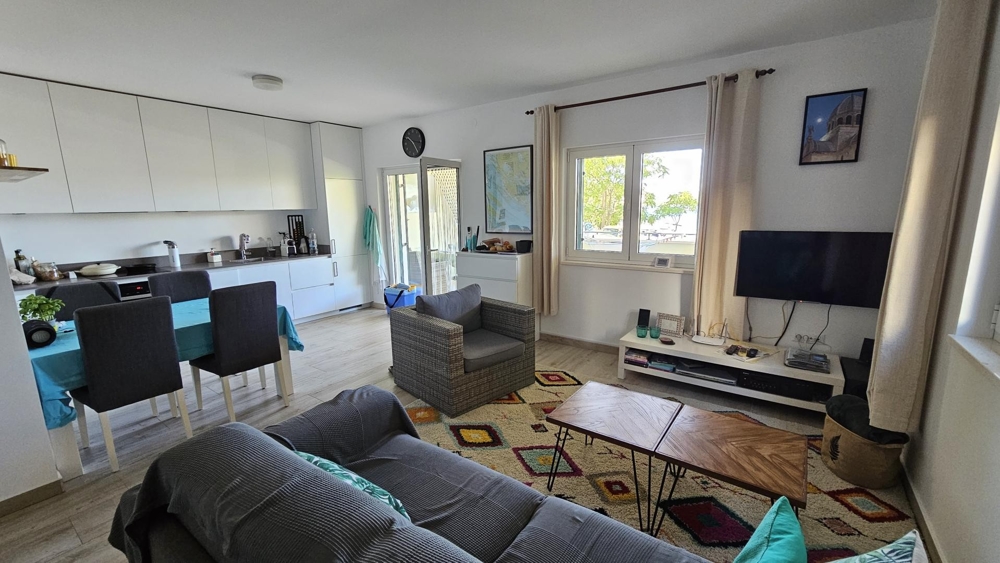 Jasny salon i jadalnia z oknem z widokiem na morze