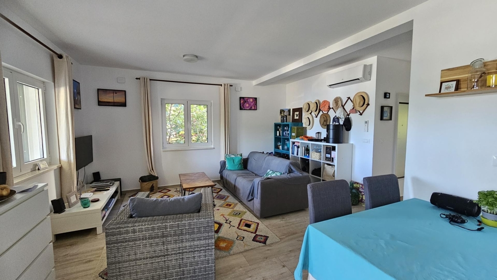 Otwarta część dzienna z kanapą i stołem jadalnym