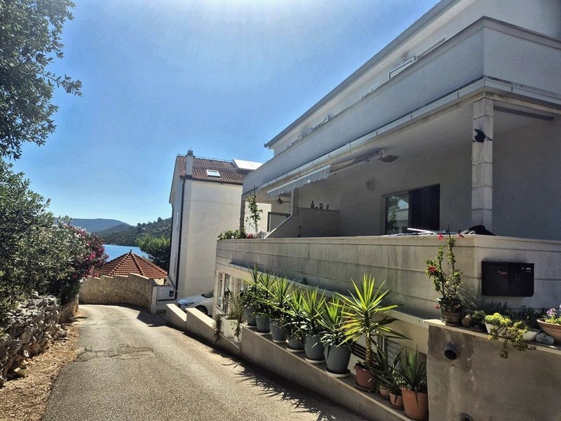 Mieszkanie na parterze blisko morza na sprzedaż w Chorwacji - Panorama Harcerska.