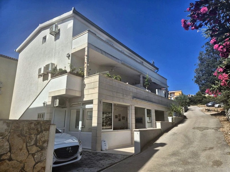 W tym budynku mieszkalnym znajduje się nieruchomość A3713 w Rogoźnicy.