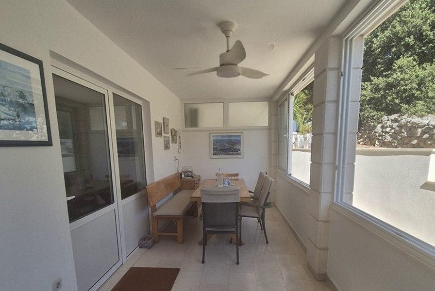 Zadaszony taras z jadalnią i wentylatorem sufitowym