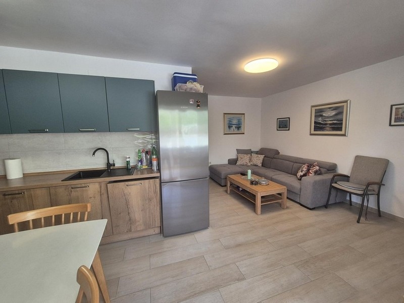 Otwarta kuchnia z salonem i narożną sofą