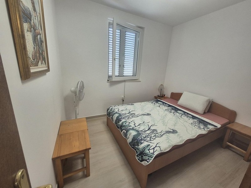 Sypialnia z podwójnym łóżkiem i stolikami nocnymi