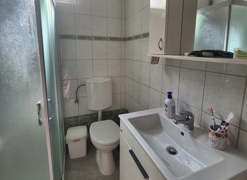 Łazienka z prysznicem, toaletą i umywalką