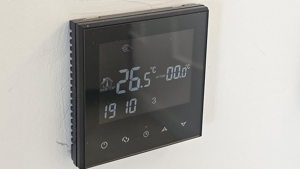 Cyfrowy termostat ścienny do pomiaru temperatury pokojowej