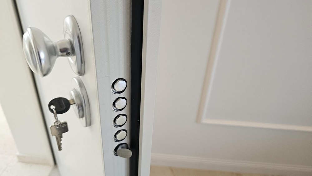 Drzwi antywłamaniowe z wkładkami zamka i kluczem