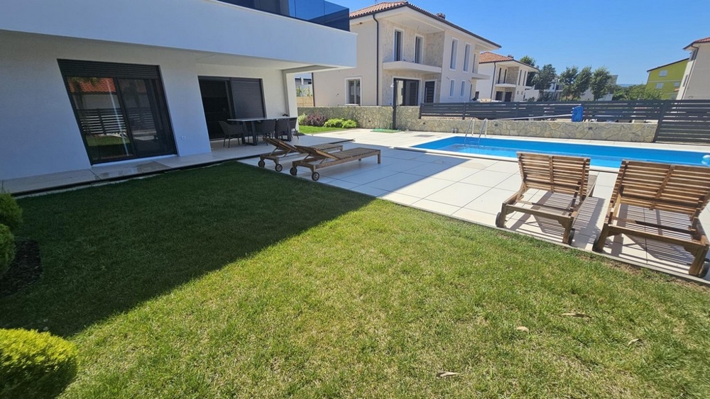 Taras słoneczny i basen w nieruchomości A3715 w Chorwacji.