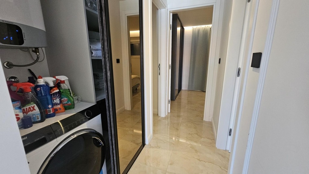 Przedpokój z zabudowaną szafą i pomieszczeniem gospodarczym