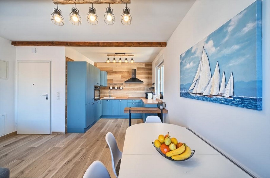 Otwarta kuchnia z jadalnią i nowoczesnym designem