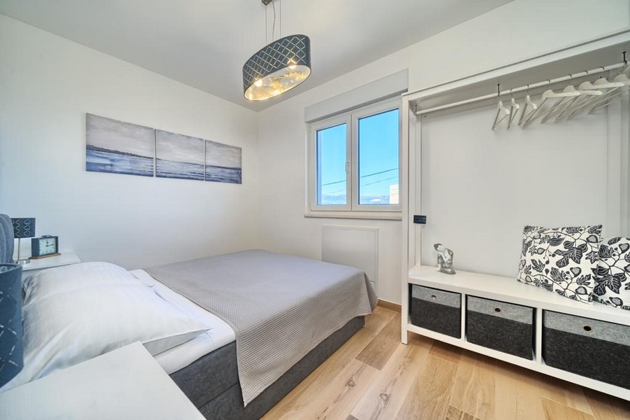 Sypialnia z podwójnym łóżkiem i szafą