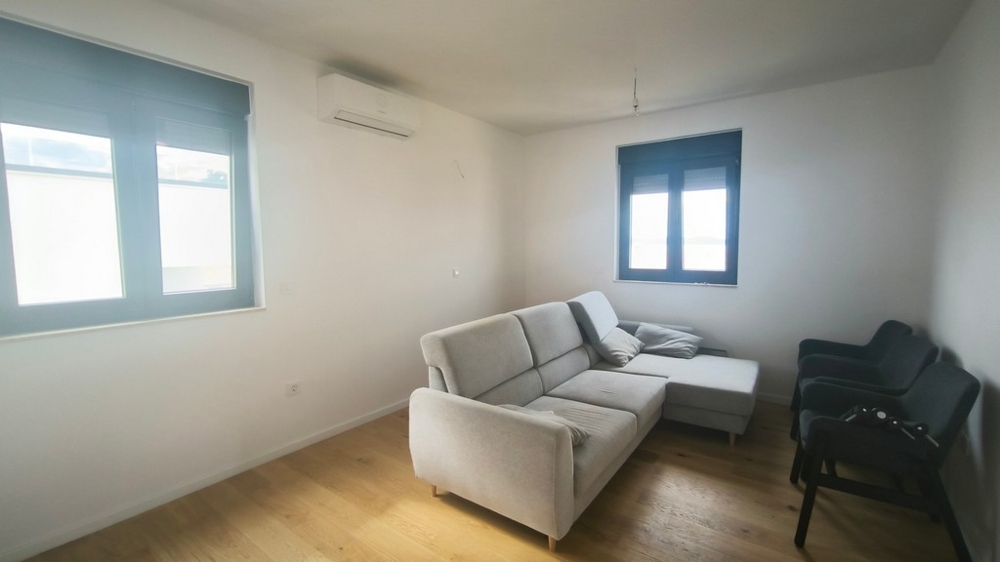 Jasny salon z sofą i klimatyzacją