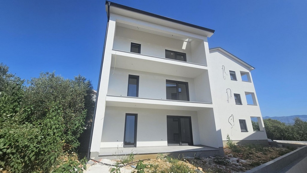 Nowe mieszkanie blisko morza na sprzedaż na wyspie Krk w Chorwacji.