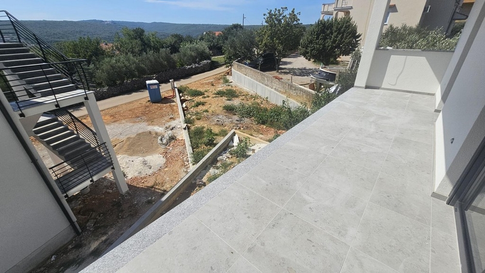 Widok z morza na śródziemnomorską okolicę posiadłości.