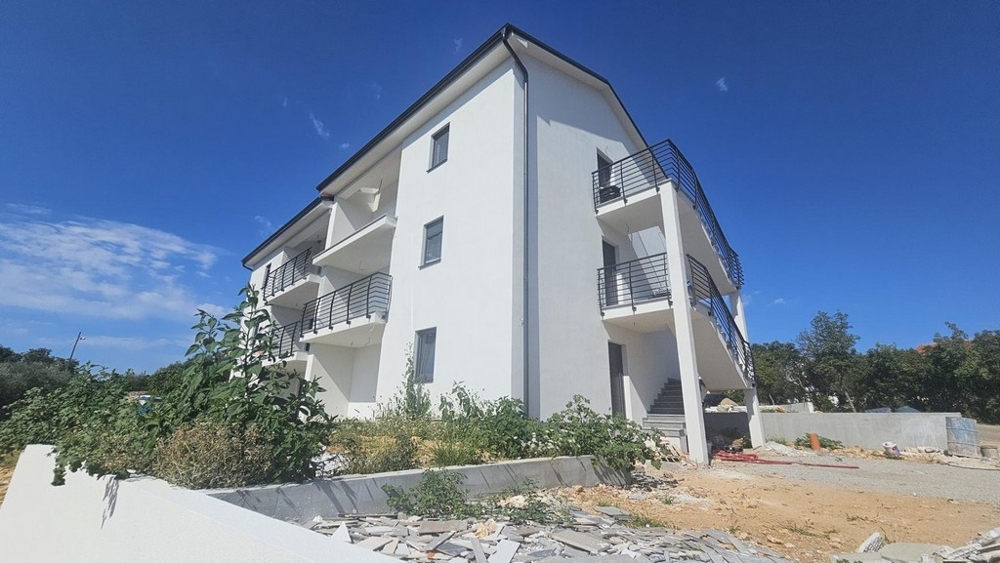 Nowo wybudowany dom z balkonami i schodami zewnętrznymi w Soline na wyspie Krk