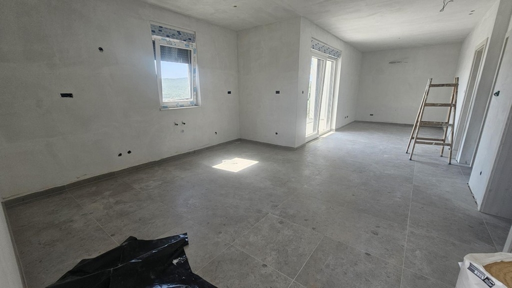 Jasny salon i kuchnia z dużymi oknami w nowym budynku w Krk