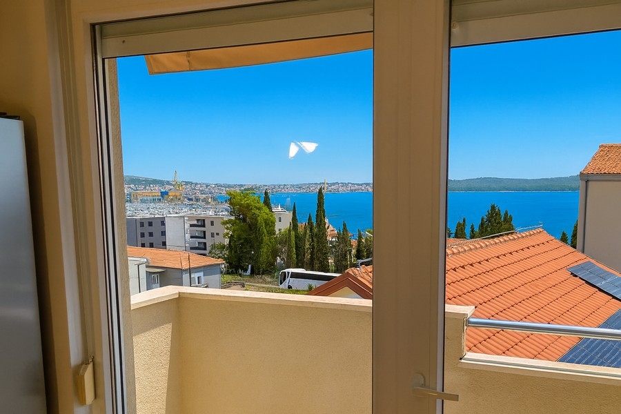 Widok na morze z nieruchomości A3727 w pobliżu Trogiru w Chorwacji - Panorama Harcerska.