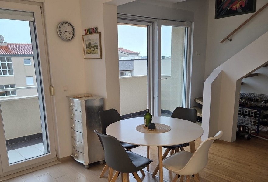 Jadalnia z okrągłym stołem i wyjściem na balkon