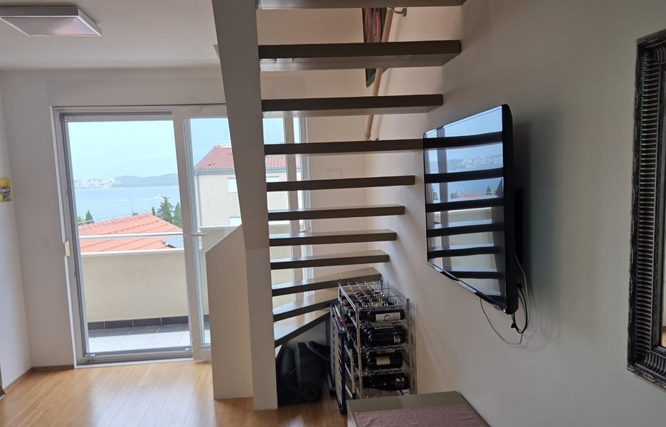 Otwarta koncepcja życia ze schodami i widokiem na morze