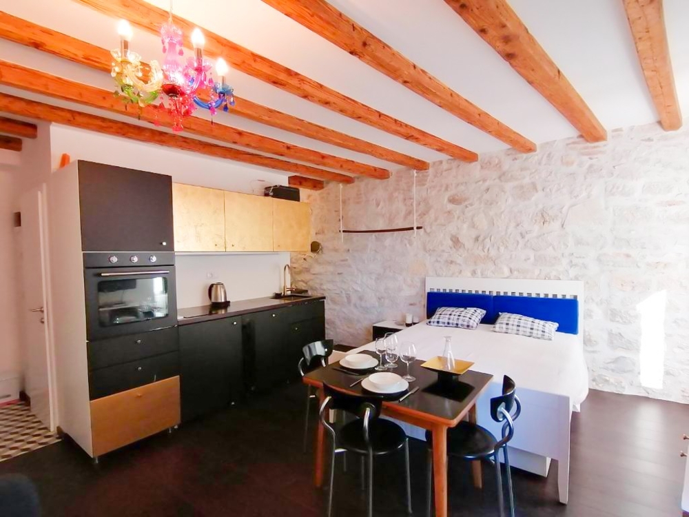 Pokój jest komfortowo urządzony.