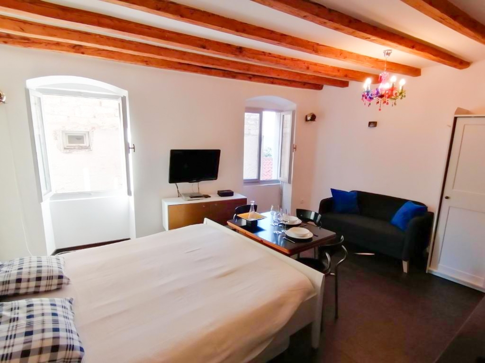 Pokój z łóżkiem i małym salonem.