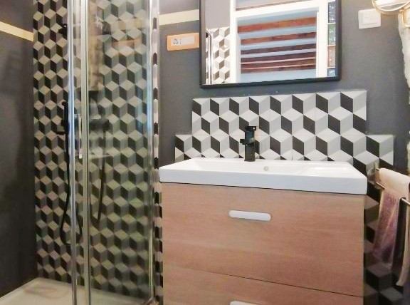 Prysznic i umywalka.