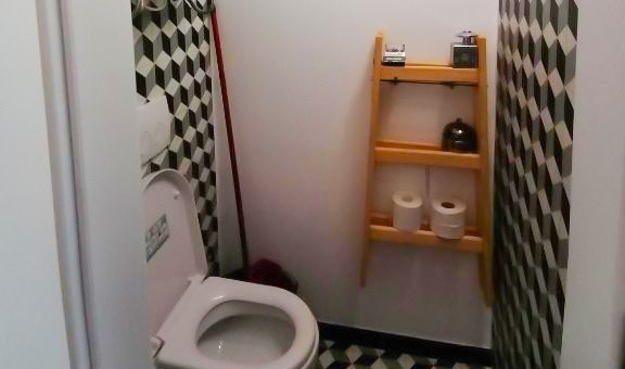 Toaleta w małej łazience.