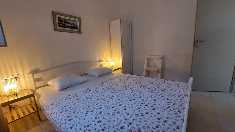 Sypialnia z podwójnym łóżkiem i stolikami nocnymi