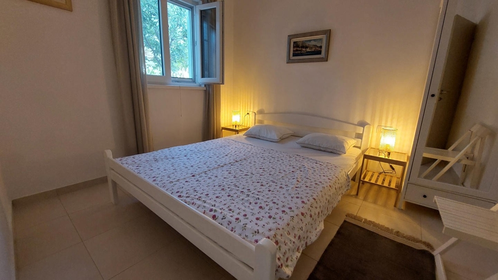 Sypialnia z podwójnym łóżkiem i oknem