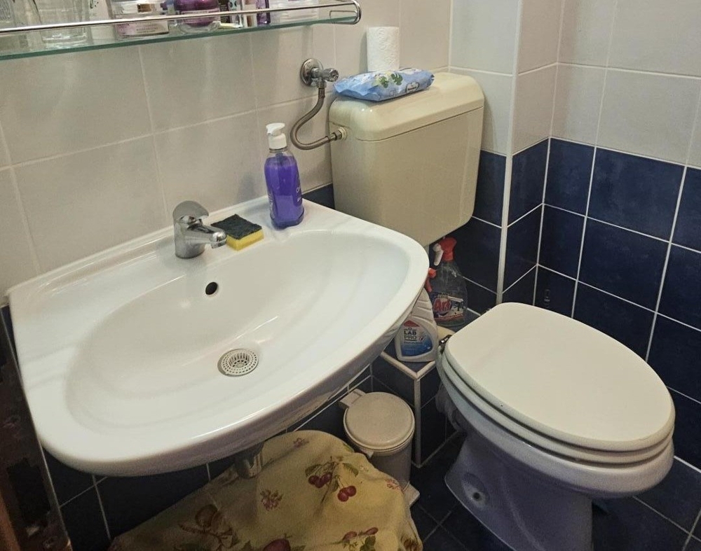 Łazienka z umywalką i toaletą