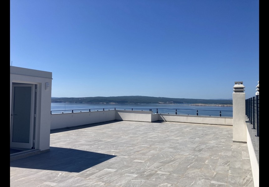 Taras na dachu nieruchomości A3733 w Dramalj koło Crikvenicy.