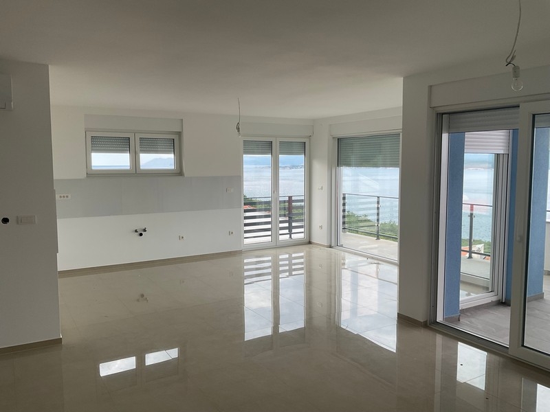 Otwarty salon i kuchnia z widokiem na morze