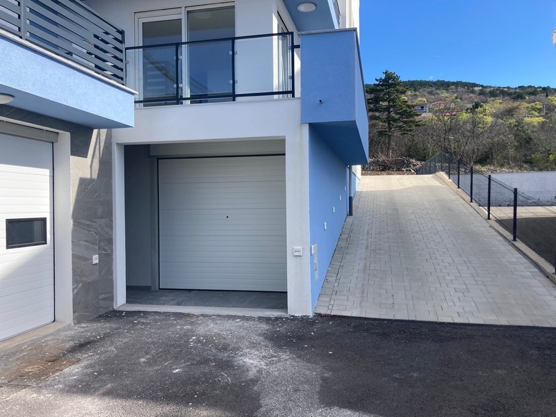 Wejście z garażem i przejście do nowego budynku