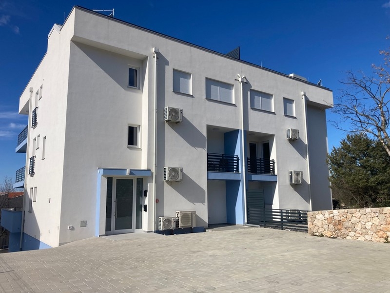 Widok z przodu nowoczesnego budynku mieszkalnego z balkonami