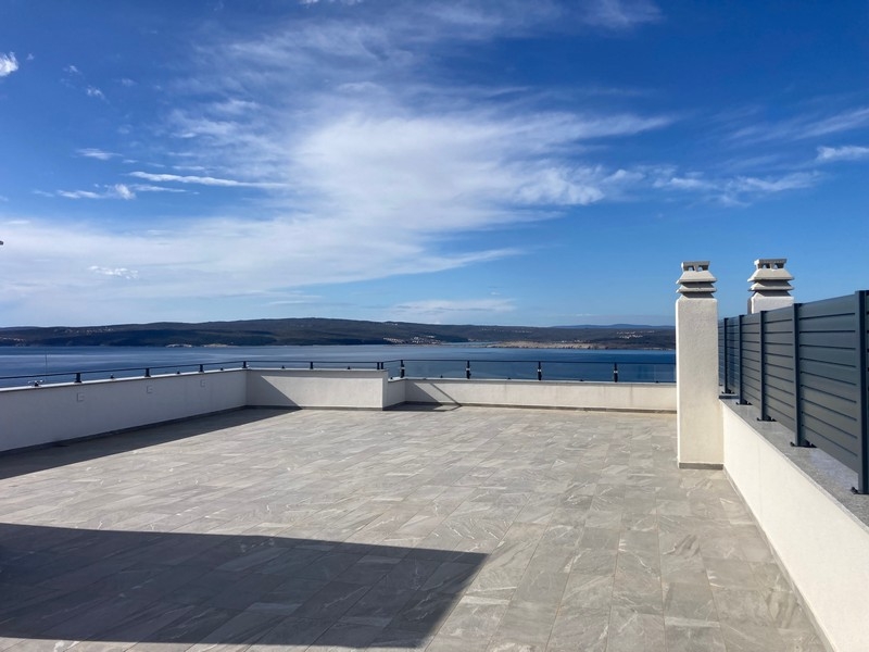 Taras na dachu z panoramicznym widokiem na morze w ciągu dnia