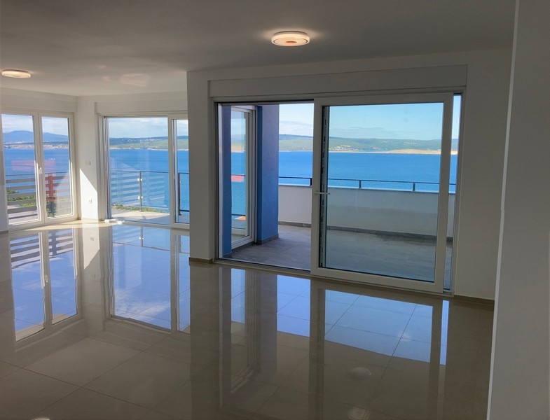 Część dzienna z dużymi oknami i widokiem na morze